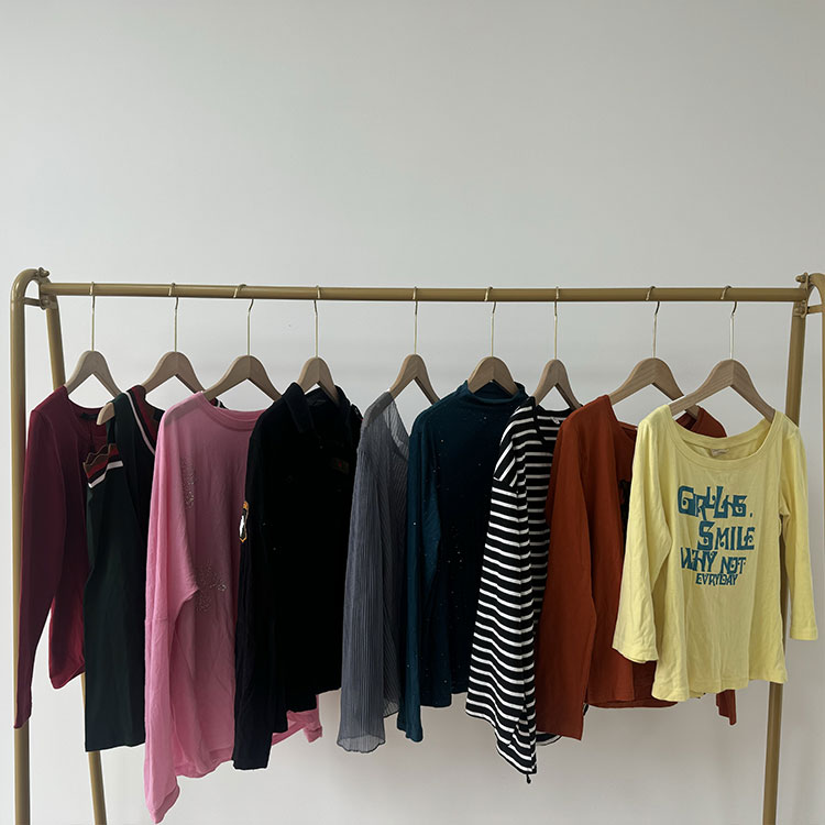 T-léine Fadsleeved na mBan Úsáidte