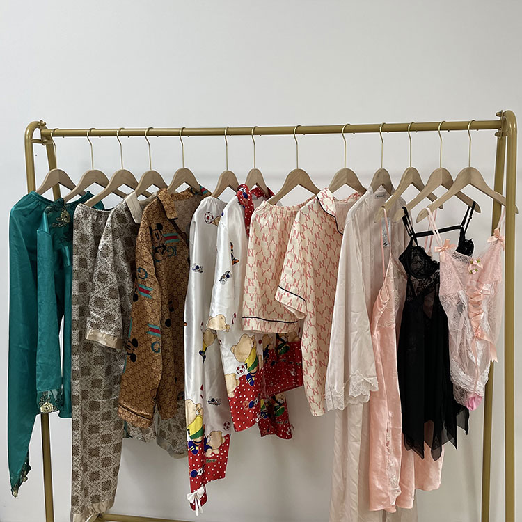 Úsáidte Silk Sleepwear do Mhná
